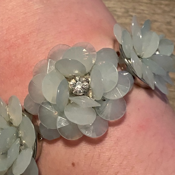 Stretchy Floral Bracelet - Picture 2 of 6